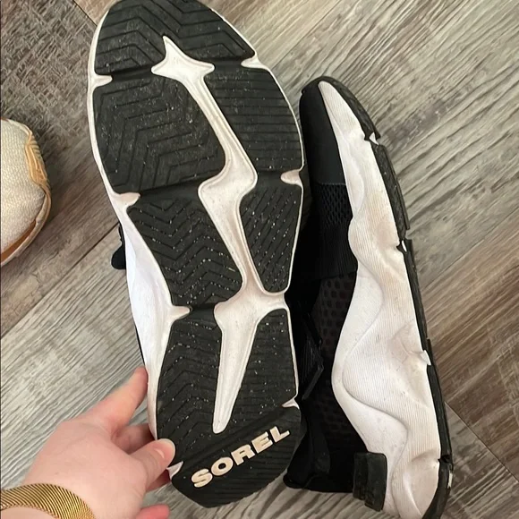 Black Sorel shoes - Picture 3 of 4